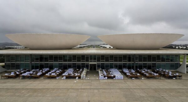 Edifício da CLDF em Brasília sob céu nublado, representando aprovação de projeto que onera cofres públicos do DF.