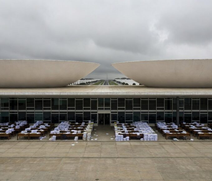 Edifício da CLDF em Brasília sob céu nublado, representando aprovação de projeto que onera cofres públicos do DF.