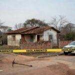 Picareta abandonada em rua de Águas Lindas, Goiás, em cena de tragédia familiar.