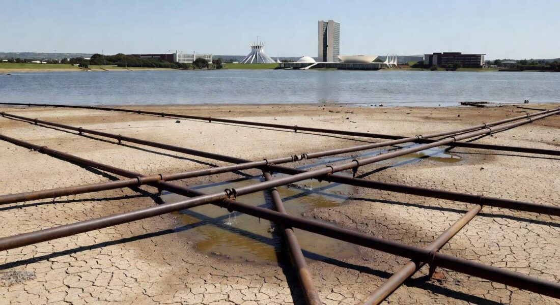 Estação de tratamento de esgoto deteriorada em Brasília, destacando atrasos no saneamento do DF.