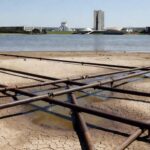 Estação de tratamento de esgoto deteriorada em Brasília, destacando atrasos no saneamento do DF.