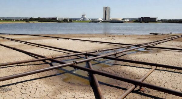 Estação de tratamento de esgoto deteriorada em Brasília, destacando atrasos no saneamento do DF.