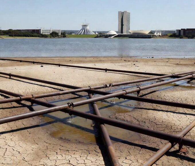 Estação de tratamento de esgoto deteriorada em Brasília, destacando atrasos no saneamento do DF.