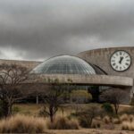 Fachada da Câmara Legislativa do DF sob céu nublado, representando aprovação tardia de programa para idosos.