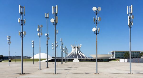 Poste com antena de Wi-Fi público em praça de Brasília, com Congresso Nacional ao fundo, representando expansão do Wi-Fi Social DF.