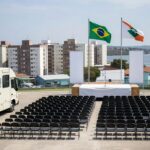 Unidade móvel do QualificaDF no Paranoá com banners de formatura, representando celebração de 580 alunos formados.