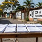 Mesa com ordens de serviço do programa GDF na Sua Porta no Paranoá, Distrito Federal.