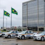 Viaturas da Polícia Federal em operação no edifício do BRB em Brasília, representando prisão por irregularidades.