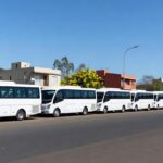 Fileira de mini-ônibus novos estacionados em rua do Paranoá, reforçando transporte público no Paranoá e Itapoã.