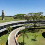Escola no DF com arquitetura inspirada em Niemeyer, integrando design moderno à educação em Brasília.