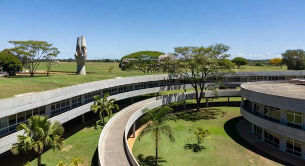 Escola no DF com arquitetura inspirada em Niemeyer, integrando design moderno à educação em Brasília.