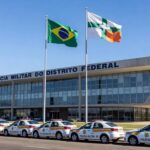 Mesa com decreto oficial sobre promoções na PMDF e CBMDF em escritório governamental de Brasília.