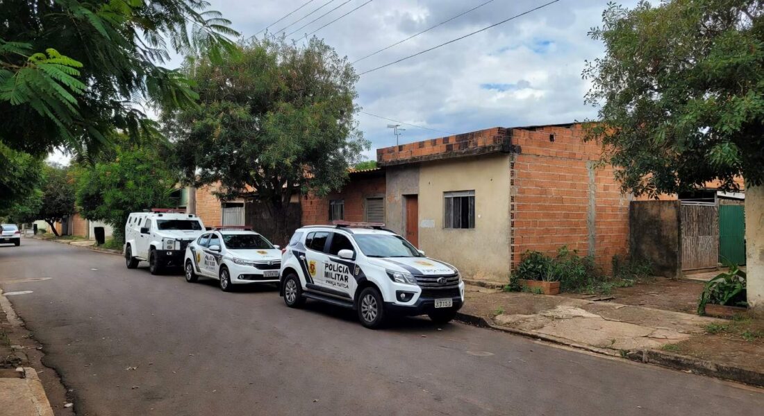 Viaturas da PMDF em rua de Ceilândia durante intervenção policial, sem feridos.