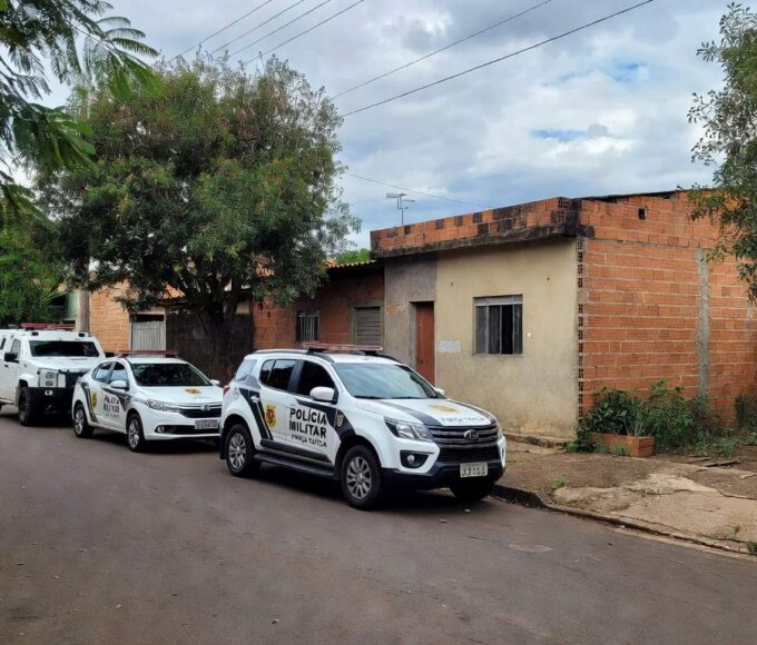Viaturas da PMDF em rua de Ceilândia durante intervenção policial, sem feridos.