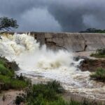 Barragem de Santa Maria transbordando no DF, revelando fragilidades no abastecimento de água.