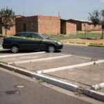 Estacionamento em rua de Samambaia com fita de isolamento policial, representando cena de assassinato por vaga.