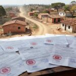 Vista de bairro em Planaltina com casas e elementos de regularização fundiária pelo GDF.