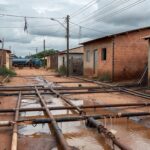 Ligações clandestinas de água em Sucupira, DF, com tubulações improvisadas e poças sujas, ameaçando saúde pública.