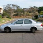 Carro com rodas e pneus furtados em rua do Lago Norte, Brasília