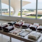Centro de doação de sangue e vacinação em Brasília com equipamentos médicos