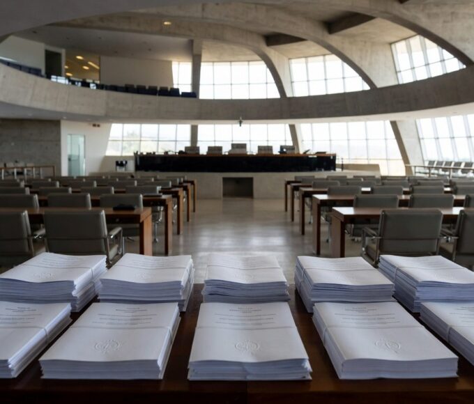 Prédio da Câmara Legislativa do DF em Brasília sob céu nublado, sobre piso salarial para intérpretes de Libras