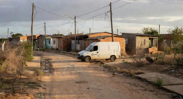 Van itinerante da Caesb em Brasília para atendimento de saneamento