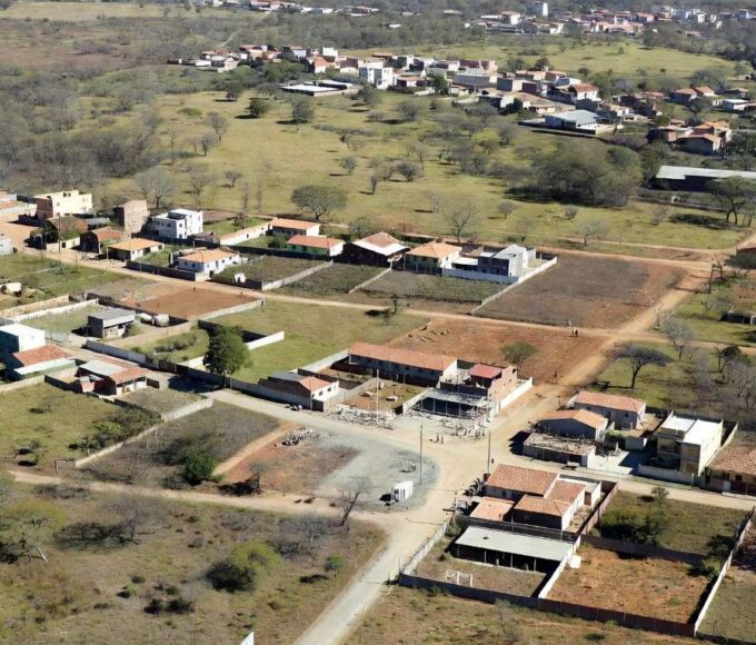 Vista aérea de região urbana em expansão no Brasil, representando aprovação de novas áreas administrativas Ponte Alta e 26 de Setembro