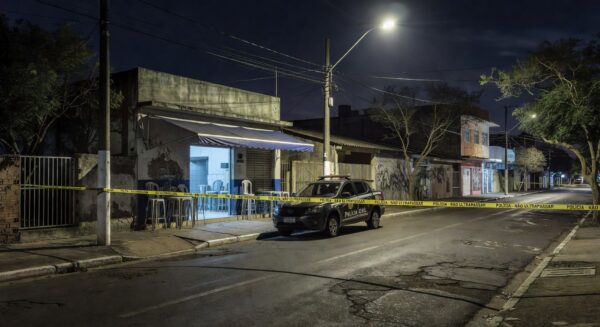 Viatura da Polícia Civil em bar do Itapoã após prisão por homicídio