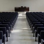 Plenário da Câmara do DF com elementos de homenagem a enfermeiros