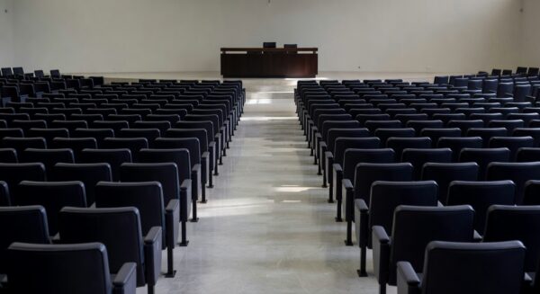 Plenário da Câmara do DF com elementos de homenagem a enfermeiros