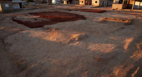 Bairro residencial em Vicente Pires com casas modestas e terrenos, sobre cobranças da Terracap