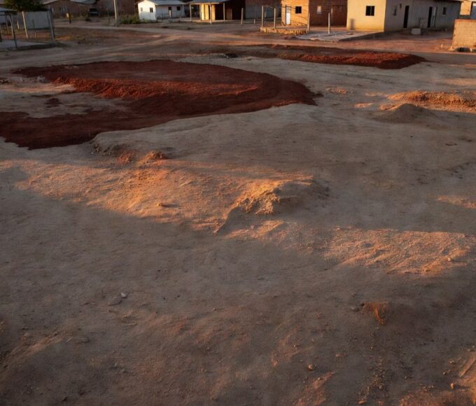 Bairro residencial em Vicente Pires com casas modestas e terrenos, sobre cobranças da Terracap