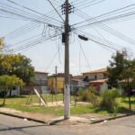 Poste com fiação exposta perto de área infantil em Itapoã, DF