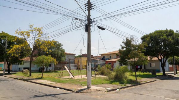 Poste com fiação exposta perto de área infantil em Itapoã, DF