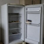Mesa com alimentos escassos em cozinha no DF simbolizando insegurança alimentar entre idosos