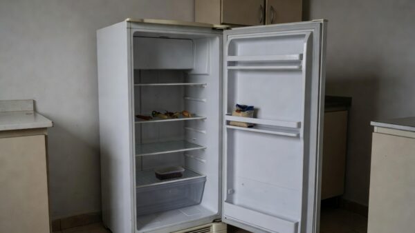 Mesa com alimentos escassos em cozinha no DF simbolizando insegurança alimentar entre idosos