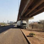 Carreta presa em viaduto da EPIA Sul em Brasília