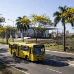 Ônibus de transporte gratuito em frente a restaurante comunitário em Brasília durante paralisação