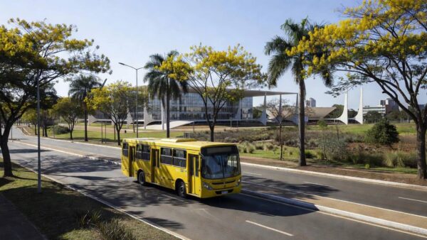 Ônibus de transporte gratuito em frente a restaurante comunitário em Brasília durante paralisação