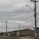 Linhas de energia em bairro de Brasília durante interrupção pela Neoenergia