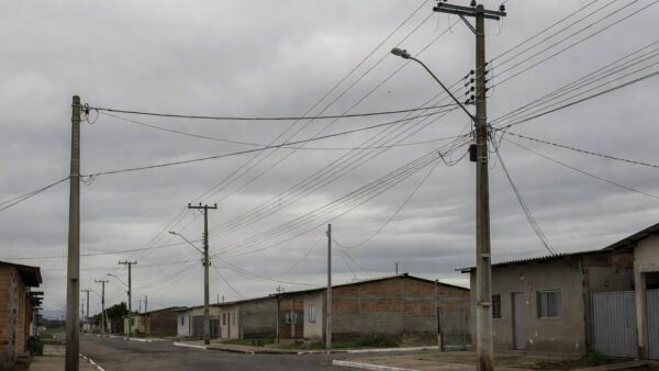 Linhas de energia em bairro de Brasília durante interrupção pela Neoenergia