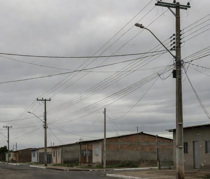 Linhas de energia em bairro de Brasília durante interrupção pela Neoenergia