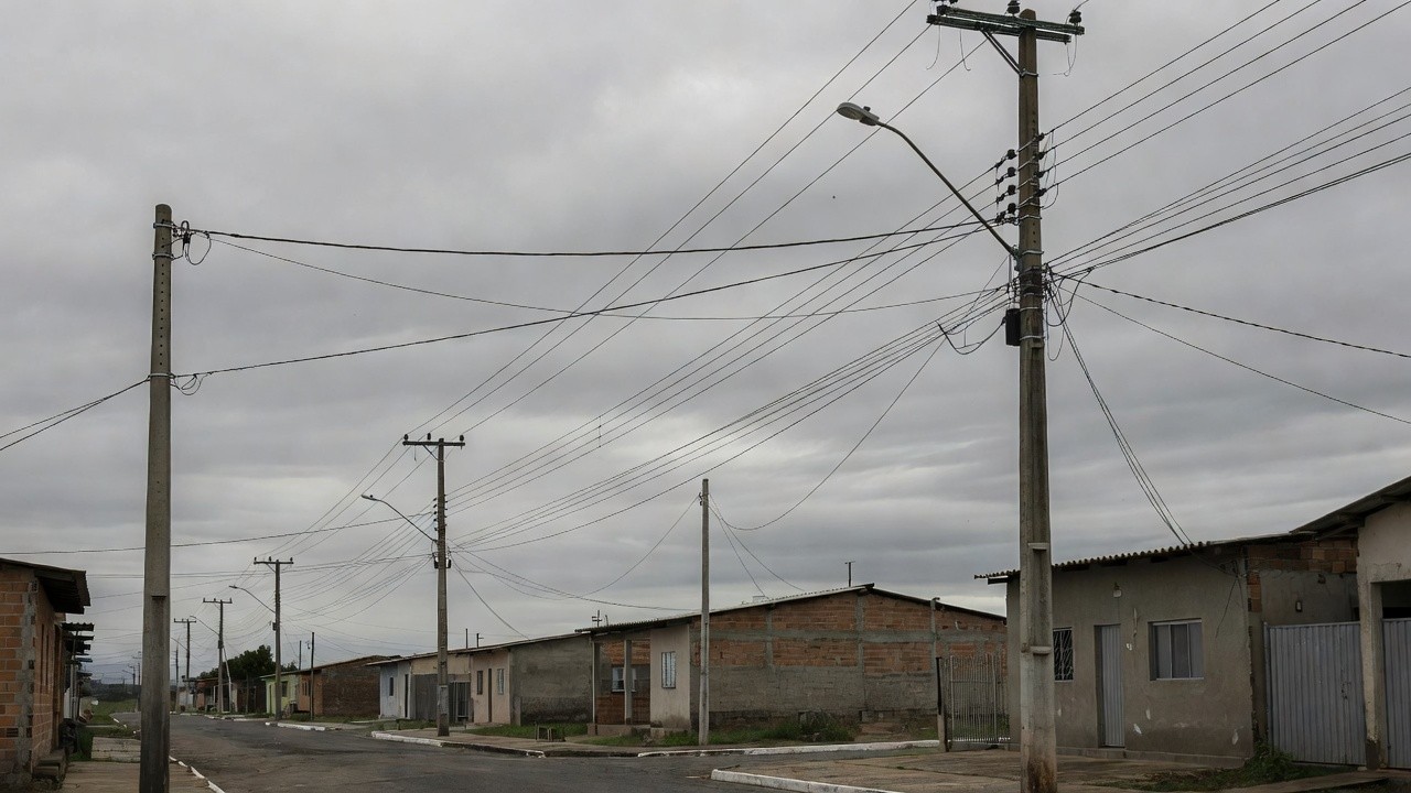Linhas de energia em bairro de Brasília durante interrupção pela Neoenergia