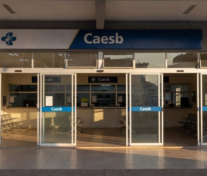 Agência da Caesb em Brasília com portas fechadas e atendimento suspenso