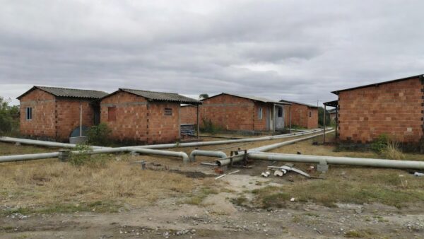 Conexões clandestinas de água regularizadas na Fercal pelo GDF e Caesb