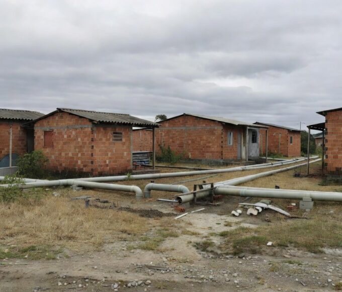 Conexões clandestinas de água regularizadas na Fercal pelo GDF e Caesb