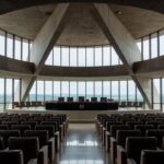 Igreja evangélica em Brasília com cestas básicas de assistência social e prédios do governo ao fundo