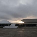 Congresso Nacional em Brasília com bandeira a meio-mastro