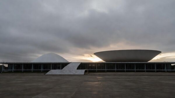 Congresso Nacional em Brasília com bandeira a meio-mastro
