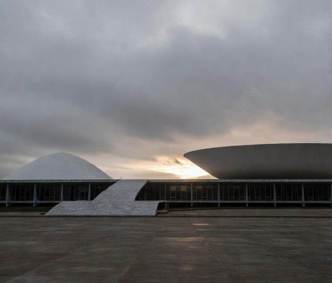 Congresso Nacional em Brasília com bandeira a meio-mastro